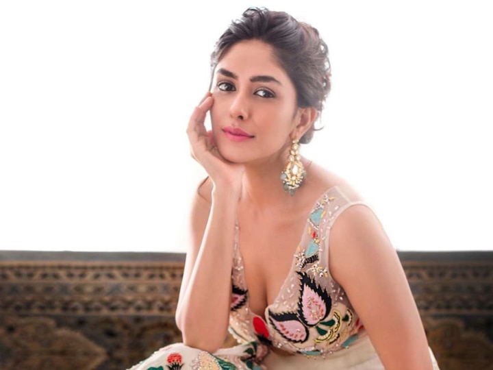 Amid Nepotism Debate Mrunal Thakur Makes Shocking Revelations Says When I Went On Stage To Receive An Award I Was Shown The Exit Amid Nepotism Debate, Mrunal Thakur Makes Shocking Revelations; Says ‘When I Went On Stage To Receive An Award, I Was...’