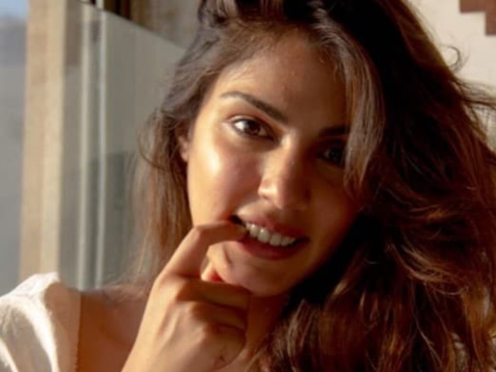 Rhea Chakraborty Returned To Sushant Singh Rajput House On June 12 After Leaving His House On June 8? Did Rhea Chakraborty Return To Sushant Singh Rajput's House On June 12? Fans Wonder After Old Post Goes VIRAL