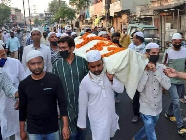 Fake News: Old Photo Goes Viral With The Claim That It’s A Hindu Doctor Whose Final Rites Done By The Muslim Community Fact Check: Viral Photo Claiming Hindu Doctor's  Funeral By Muslim Youths Is Fake; Know True Story Behind It