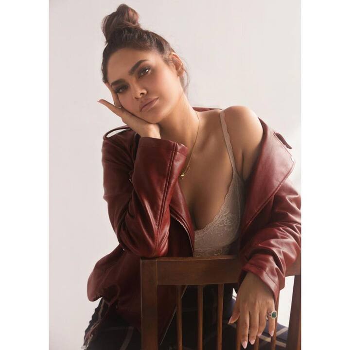 Esha Gupta, who made her debut with ‘Jannat 2’ opposite Emraan Hashami, is one of the fittest actresses we have in tinsel town. The Bollywood diva is known for being a fitness freak and she often shares sizzling photos on social media.