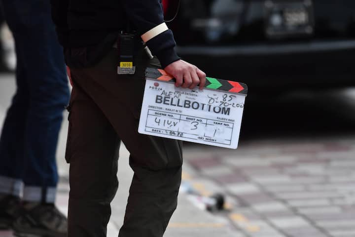 Akshay Kumar’s look from the movie recently leaked on the internet. Sporting a thick moustache, Akshay Kumar can be seen dashing as ever in two different attires.