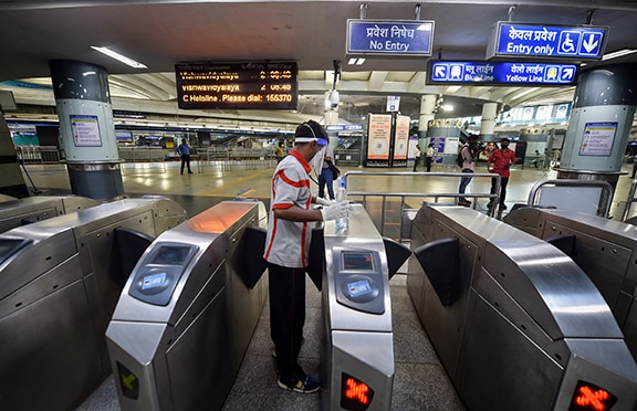 Delhi Metro News: दिल्‍ली मेट्रो में खड़े होकर यात्रा पर अब भी बैन, प्रति कोच 50 यात्री ही कर सकेंगे सफर