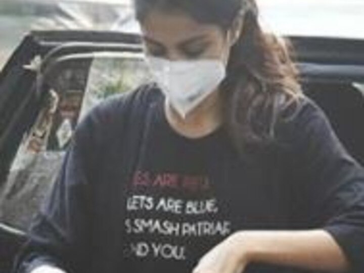 Rhea Chakraborty Arrives For Third Day Of Questioning At NCB Announces Let Smash Patriarchy ‘Let’s Smash Patriarchy’ Reads Rhea Chakraborty's T-Shirt As She Arrives For Third Day Of Questioning At NCB