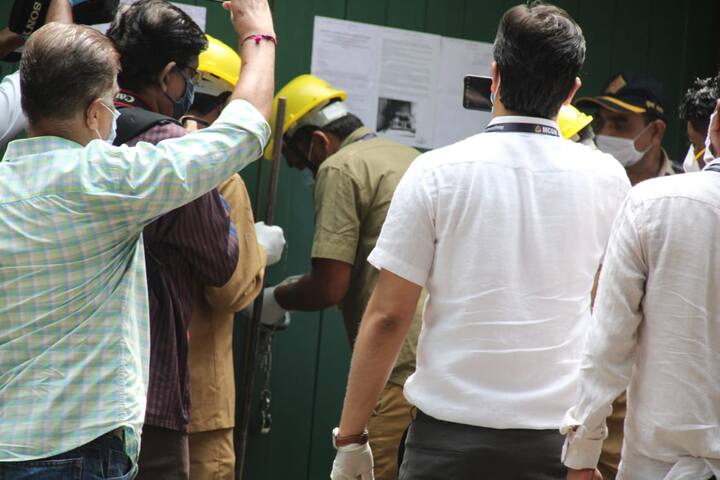 Scroll down to see more pics of BMC officials outside Kangana's office