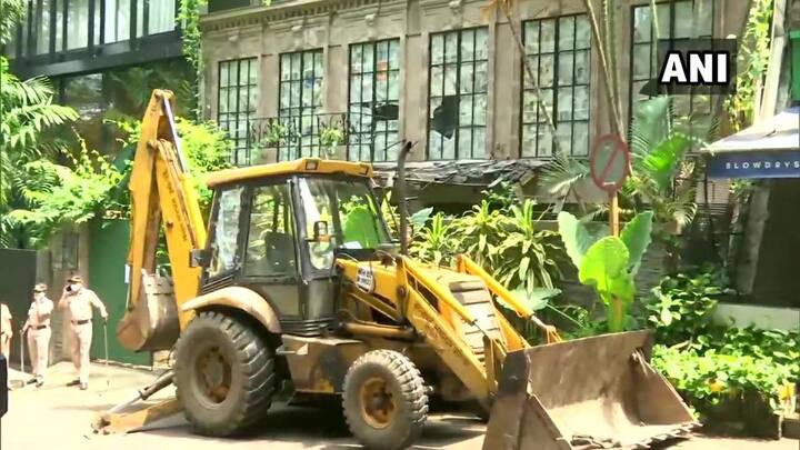 As Kangana is on her way to Mumbai, the BMC officials landed at her office with bulldozers for demolition[pic credit: ANI] 