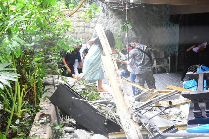 Kangana entered her office premises to take stock of the damage.  (PIC Credit: Manav Manglani)