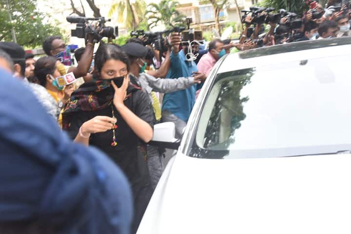 Earlier in the day, Kangana Ranaut's sister Rangoli Chandel was snapped outside the actress' office in Pali Hill. (PIC Credit: Manav Manglani)