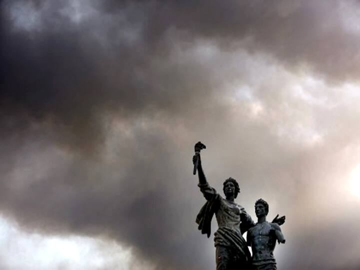 Smoke billowing from a huge fire in Beirut's seaport, engulfs the Martyrs' Statue at the Martyrs' Square in the centre of the capital on September 10, 2020. (Photo by PATRICK BAZ / AFP)