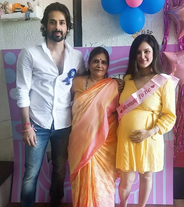 Kunal Verma, who played Sidharth Shukla's brother in 'Dil Se Dil Tak', shared a photo with his mom and wife Puja Banerjee on social media. He wished his mom and wrote, 