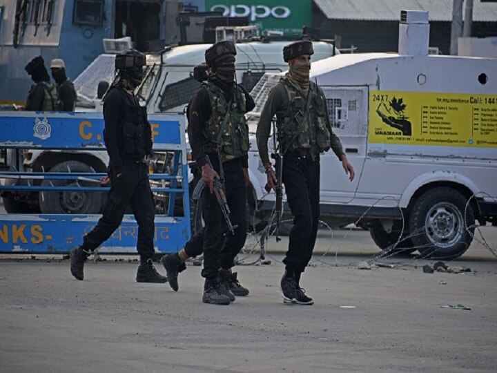 Hizbul Mujahideen Module Busted in Ganderbal, 3 Associates Arrested, Grenades Recovered J&K: Hizbul Mujahideen Module Busted in Ganderbal, 3 Associates Arrested, Grenades Recovered