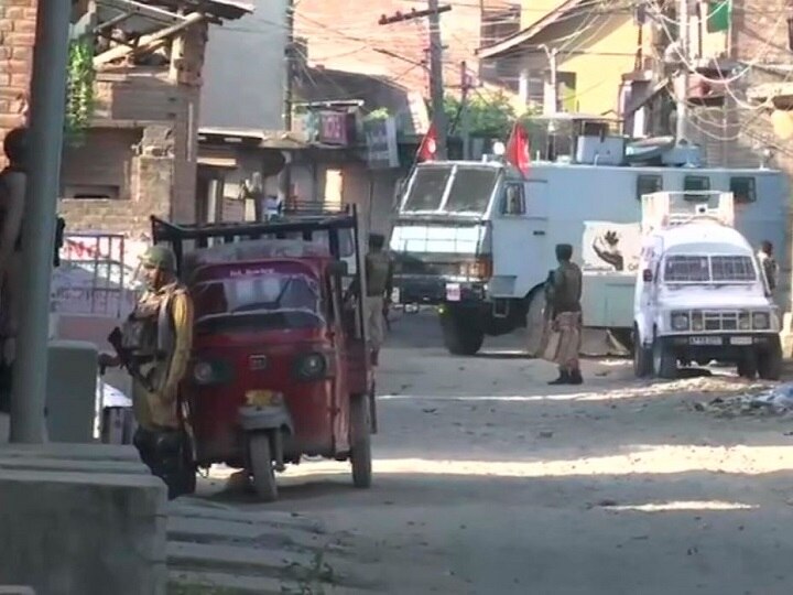 Jammu Kashmir: 3 Militant, Civilian Killed In Batamaloo Gunfight; CRPF Jawan, Officer Injured Jammu & Kashmir: 3 Militants, Civilian Killed In Batamaloo Gunfight; CRPF Jawan, Officer Injured