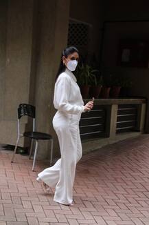 IN PICS: Mommy-To-Be Kareena Kapoor Khan Aces Her Maternity Look Again In A Stylish All White Outfit!