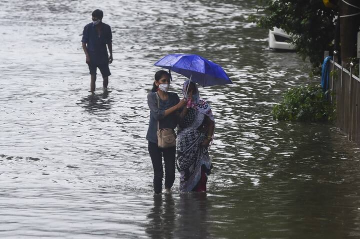 The Central Railway has suspended suburban services from Chhatapati Shivaji Maharaj Terminus to Thane and Vashi. Special mail/express trains have been rescheduled. Likewise,submerged tracks compelled the Western Railway to suspend all suburban services between Churchgate to Andheri. Even Mumbai's public bus service operator BEST has cancelled or diverted its operations in several routes. (Image: AFP)