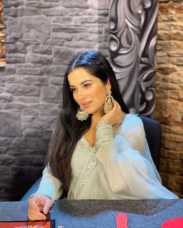 Sara Gurupal was spotted at the Mumbai airport last week by the paparazzi. Her ardent fans loved her ethnic looks and it remains to be seen if she manages to impress the 'Bigg Boss' viewers. 