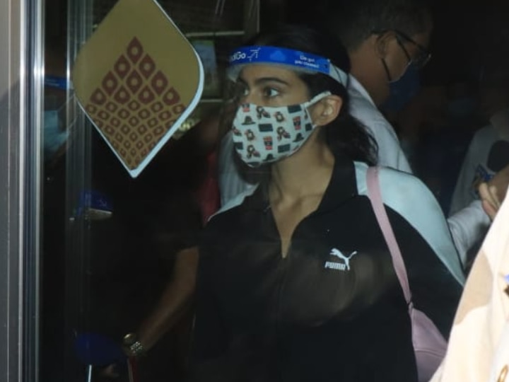 Drugs Case: Sara Ali Khan Reaches Mumbai Airport, Will Appear Before NCB On September 26 Drugs Case: Sara Ali Khan Reaches Mumbai Airport Ahead Of NCB's Probe On September 26