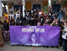 Breonna Taylor’s Death: Protestors Hold 'Black Lives Matter' Posters In Louisville, NYC, LA After Jury Dismisses Charges Against American Cops
