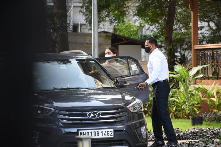 Deepika Padukone was escorted by her security personnel during her way back to her house. (All PICS Credit: Manav Manglani) 
