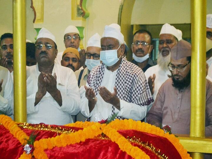 Bihar Chief Minister Nitish Kumar pays obeisance at Khanquah Mujeebia, Phulwarisharif on the occasion of Eid-E-Milad-Un-Nabi, in Patna. (Image: PTI)