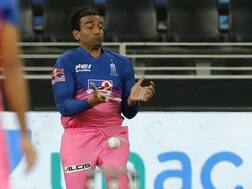 WATCH: Robin Uthappa Appears To Violate Covid-19 Guidelines As RR Batsman Spotted Applying Saliva On Ball During Game IPL 2020 Against KKR