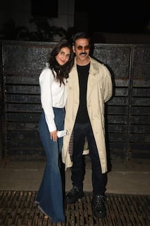 PICS: Akshay Kumar & Vaani Kapoor Return To Mumbai After Wrapping Shoot Of Their Film, Look Stylish Wearing Bell Bottoms