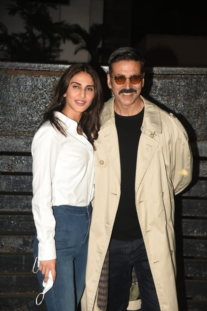 PICS: Akshay Kumar & Vaani Kapoor Return To Mumbai After Wrapping Shoot Of  Their Film, Look Stylish Wearing Bell Bottoms