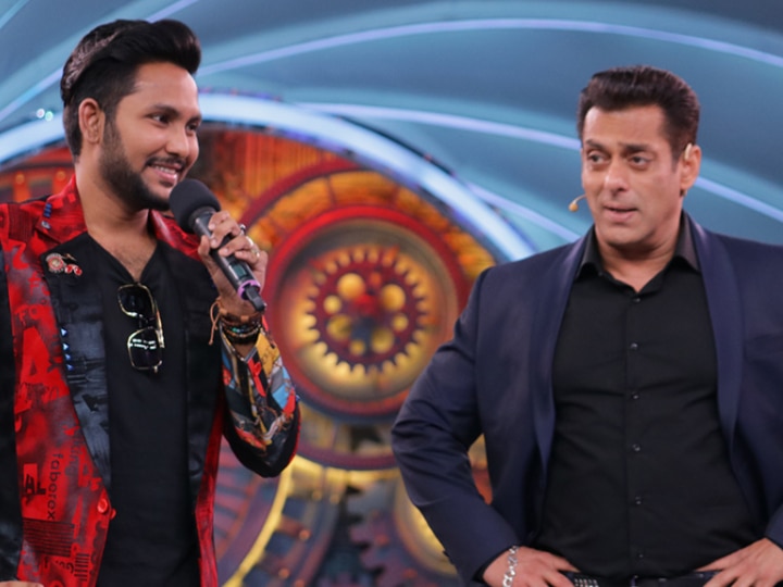 Kumar Sanu's son Jaan Kumar Sanu made rocking entry by singing one his father's hit songs. The 'Toofani Seniors' rejected the talented singer and hence, he couldn't enter the 'BB 14' house. His fate will be decided after two weeks.