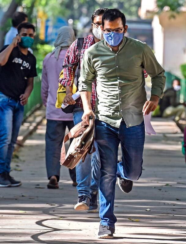 New Delhi: Candidates rush to reach an examination centre to appear in the Union Public Service Commission (UPSC) prelims exam 2020, in New Delhi, Sunday, Oct. 4, 2020. (PTI Photo/Atul Yadav)