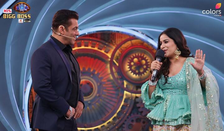 Last night, Punjabi singer Sara Gurpal, was introduced as one of the Bigg Boss 14 contestants by Salman Khan, the lady was also trending on social media last night with fans comparing her to last year’s finalist Shehnaaz Gill. But looks like Sara is creating controversy even before the show has started. [pic credit: Twitter/colors]