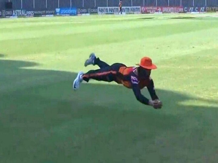 IPL 2020 MI vs SRH Manish Pandey Takes Stunning Catch To Dismiss Ishan Kishan WATCH: Manish Pandey Pulls Off Sensational Diving Catch In MI vs SRH IPL 2020 Game To Dismiss Ishan Kishan