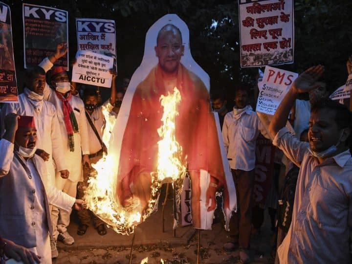 Jawaharlal Nehru University students condemned the UP police along with CM Yogi Adityanath for not investigating the Hathras gangrape  as per protocol. The students raised slogans questioning the CM about DM's behaviour with the victim's family members.
Sajjad HUSSAIN / AFP