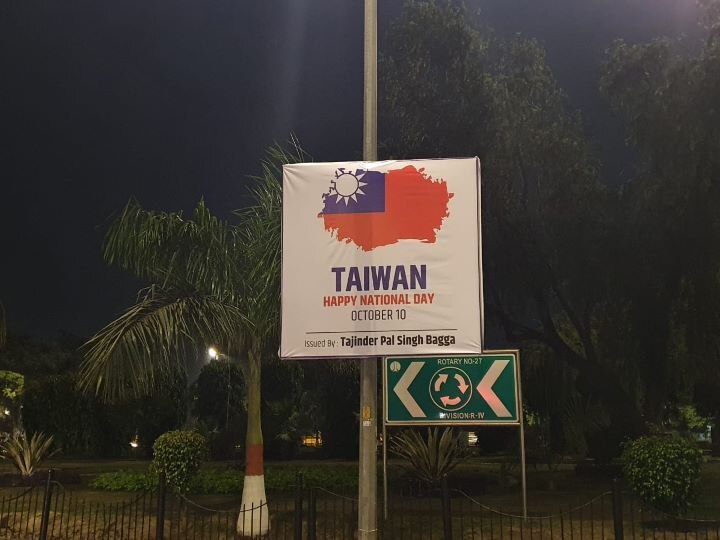 Watch On Taiwan National Day, BJP's Tajinder Pal Singh Bagga Puts Up Posters Near Chinese Embassy In Delhi Watch| On Taiwan National Day, BJP's Tajinder Singh Bagga Puts Up Posters Near Chinese Embassy In Delhi