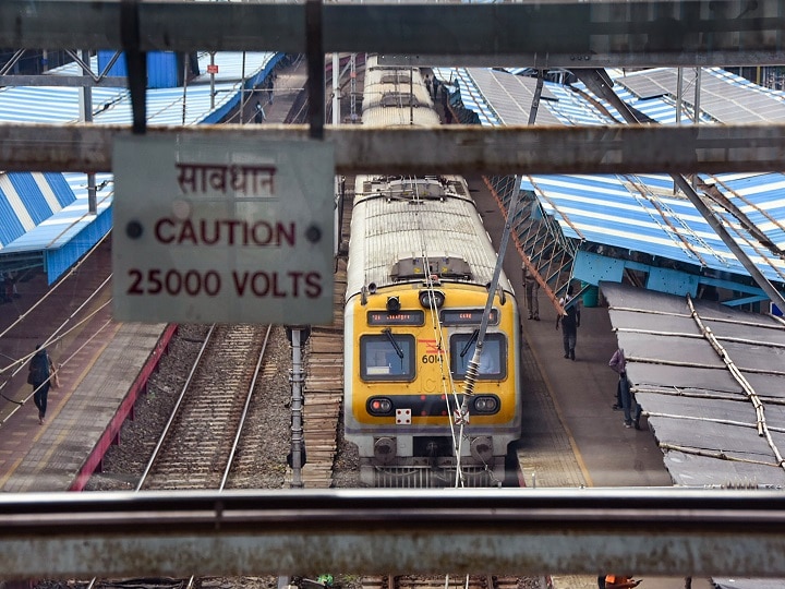 मुंबई: कोरोना वैक्सीन की दोनों डोज़ लगवा चुके लोगों को कैसे मिलेगा लोकल ट्रेन का पास, जानें पूरा तरीका 