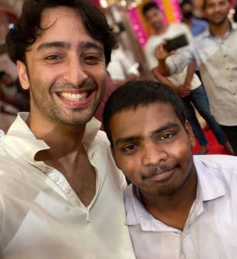 Shaheer Sheikh posing with a crew member on last day