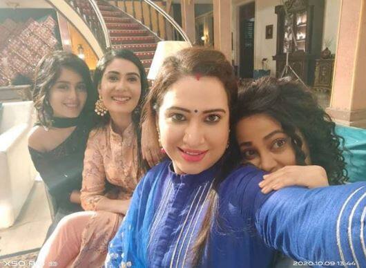 Actors posing for a group selfie on last day