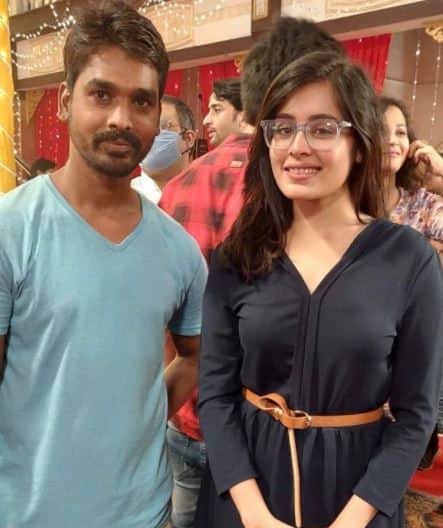 Lead actress of the show Rhea Sharma posing with a crew member