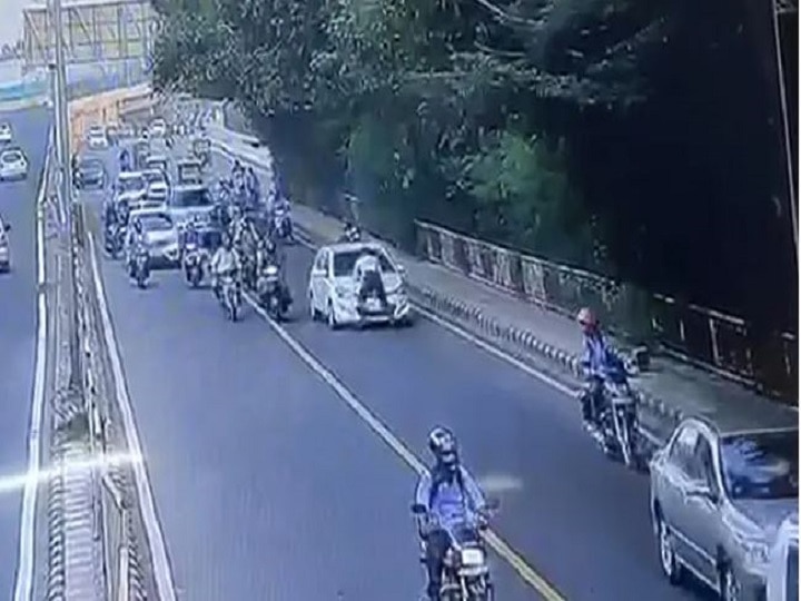 Delhi Rash Driving Traffic Cop Dragged On Car Bonnet On Busy Delhi Road Viral Video WATCH: Delhi Traffic Police Personnel Dragged On Speeding Car’s Bonnet, Falls Off On Busy Road In Dhaula Kuan