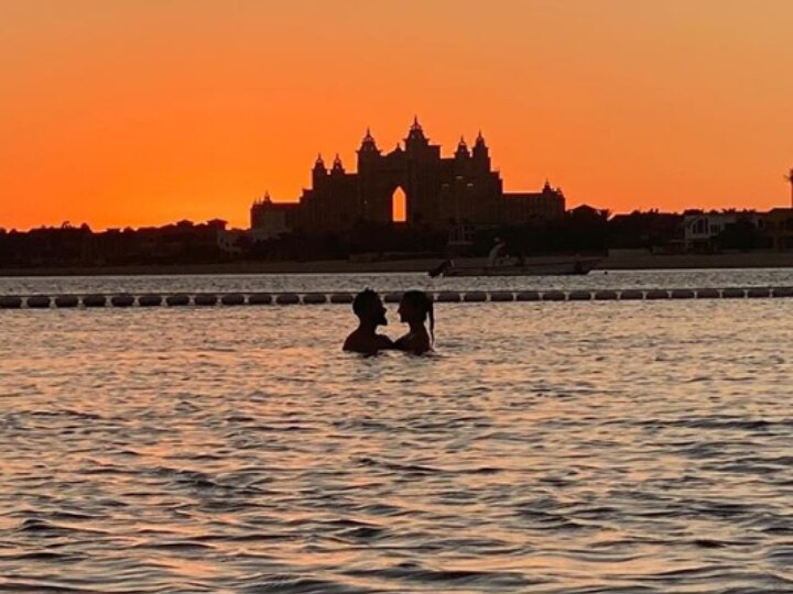Virat Kohli Shares A Romantic Picture With Anushka Sharma, Credits AB de Villiers For The Click 'Sunset Bliss': AB de Villiers Turns Photographer As Virat Kohli Shares Romantic Moment With Wife Anushka Sharma From A Picturesque Location