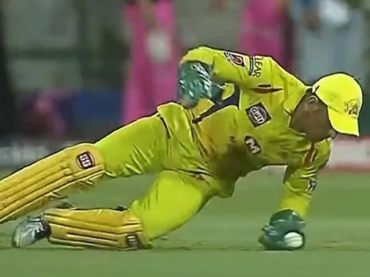 IPL 2020 Best Catches: MS Dhoni Takes A Great Catch To Dismiss Sanju Samson In RR vs CSK IPL 13 Match In UAE WATCH: 39-Year-Old MS Dhoni Takes A Stunning One-Handed Catch To Dismiss Samson, Complete 150 IPL Dismissals