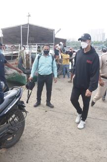IN PICS: Akshay Kumar Takes Short Cut, Opts For Ferry Ride & Bike To Save Time As He Heads For Work