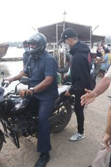IN PICS: Akshay Kumar Takes Short Cut, Opts For Ferry Ride & Bike To Save Time As He Heads For Work