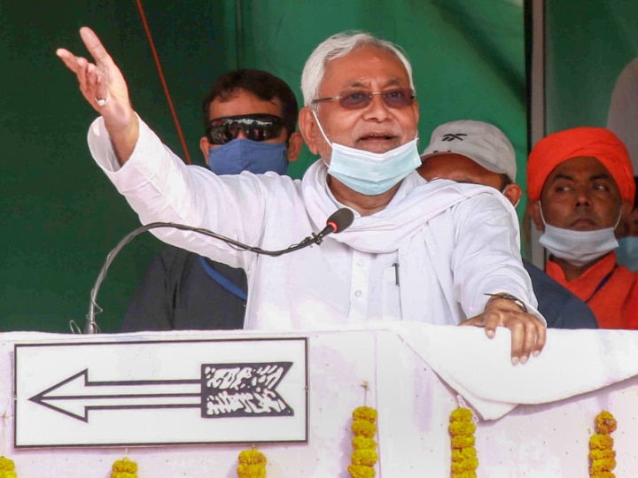 Bihar Elections 2020 Nitish Kumar Loses Cool As People Raise Slogans Lalu Zindabad WATCH | CM Nitish Kumar Loses Cool After People Raise 'Lalu Zindabad' Slogans At His Election Rally In Parsa