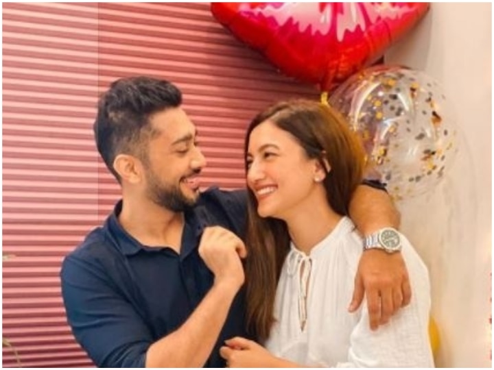 Bigg Boss 14: Gauahar Khan Receives A Grand Welcome From Boyfriend Zaid Darbar As She Comes Out Of The Bigg Boss House! Bigg Boss 14: Gauahar Khan Receives A Grand Welcome From Boyfriend Zaid Darbar As She Comes Out Of The Bigg Boss House!