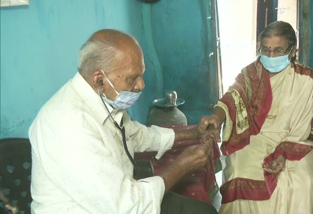 Salute! 87-Yr-Old Doctor Cycles Barefoot Amid Pandemic To Treat Villagers In Maharashtra's Chandrapur