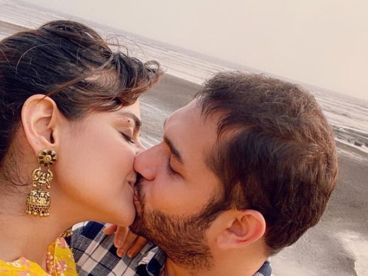 Newly Married Diya Aur Baati Hum Actress Prachi Tehlan Lip Kiss Photo With Husband Goes Viral Newly Married 'Diya Aur Baati Hum' Actress Prachi Locks Lips With Husband; Shares PDA-Filled PIC