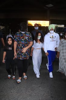 PICS: Newly Married Neha Kakkar & Hubby Rohanpreet Singh Return To Mumbai; Couple Poses Together For Paps At Airport