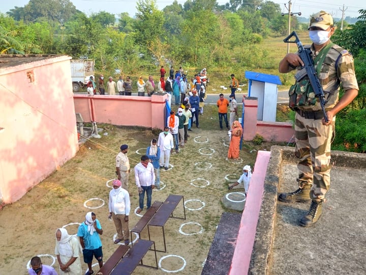 Kaimur: Voters, adhering to social distancing norms, stand in a queue to cast their votes for the first phase of Bihar Assembly Election, amid the coronavirus pandemic, at Alipur block in Kaimur district, Wednesday, Oct. 28, 2020. (PTI Photo)