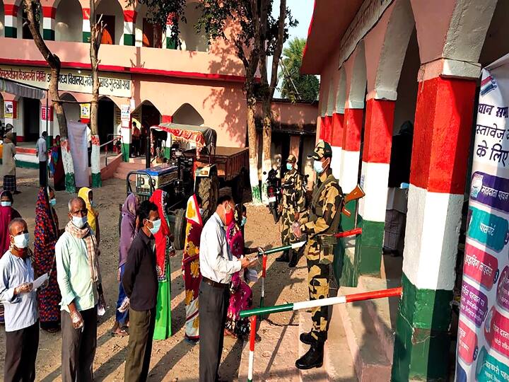 Gaya: Voters stand in queues to cast their votes for the first phase of Bihar Assembly Elections, at Gurua in Gaya district. (PTI Photo)