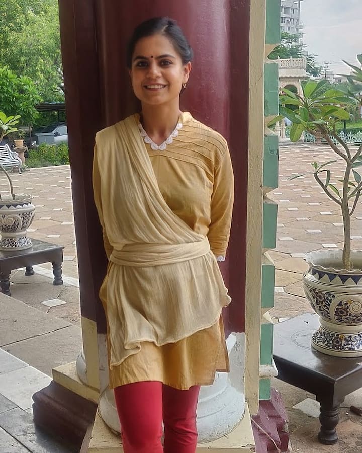 Prashansa Sharma, who played the role of Radhiya in Amazon Prime Video's 'Mirzapur 2', has managed to impress the audience with her power-packed performance in the web series. The actress might have donned salwar suits in 'Mirzapur' but she is a hottie in a real life. 