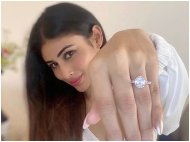 Actress Mouni Roy Flaunts HUGE ‘Engagement Ring’  Actress Mouni Roy Flaunts HUGE ‘Engagement Ring’