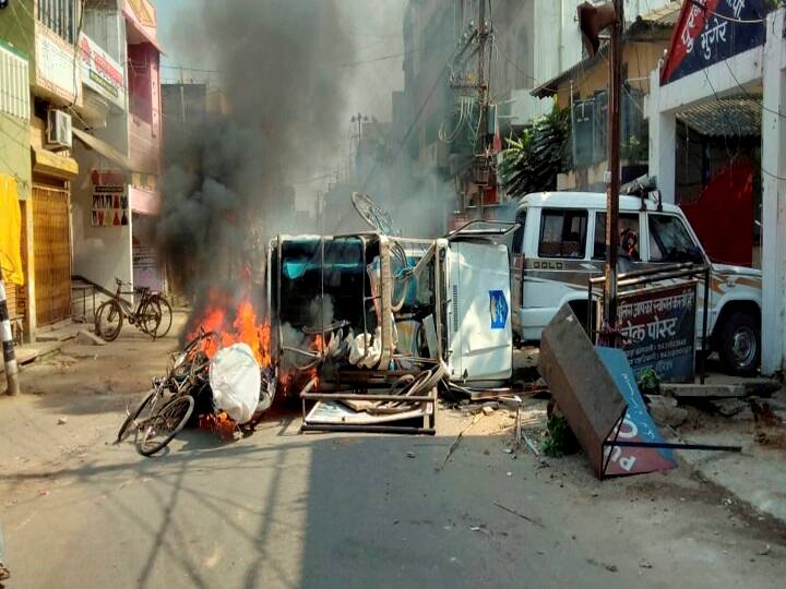 Munger: A vehicle in flames after it was set on fire by an angry mob during a protest over recent police firing during a Durga Puja event, in Munger, Thursday, Oct 29, 2020. (PTI Photo) 
